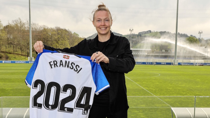 Franssi posa en Zubieta tras firmar su renovación con la Real.