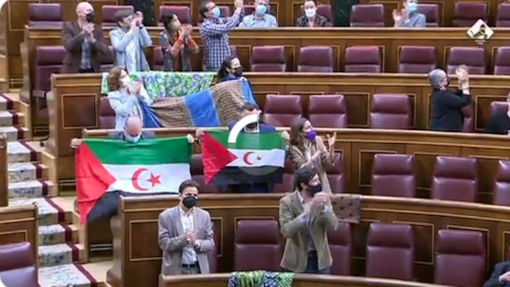 Banderas saharauis en los escaños de Unidas Podemos en el Congreso, este martes.