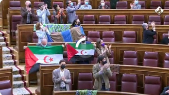 Banderas saharauis en los escaños de Unidas Podemos en el Congreso, este martes.