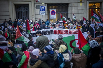 Gasteizen elkarretaratze jendetsua egin dute espainiar Gobernuaren ordezkaritzaordearen aurrean.