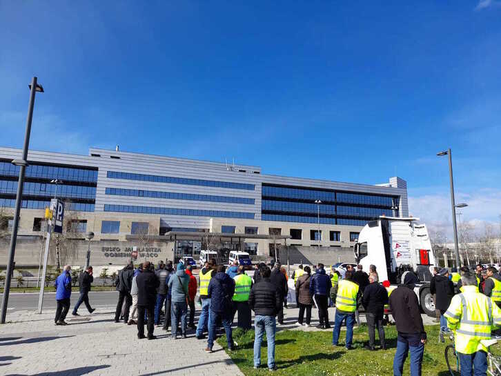 Concentración de los transportistas ante el Gobierno de Lakua, en Gasteiz.