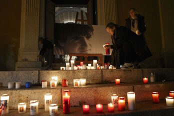 Velas encendidas ante un retrato de Yvan Colonna en la catedral de Aiacciu.