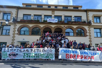 Plantillas de las subcontratas de Petronor frente al Ayuntamiento de Muskiz. 