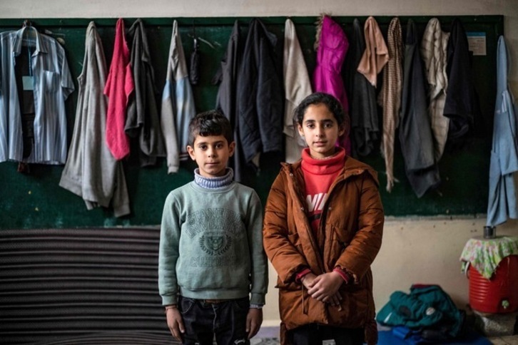 Los mellizos Maha (derecha) y Mohammad al-Obaid, de 11 años, desplazados de Ras al-Ain hace tres años, posan para una fotografía en un refugio temporal en la ciudad nororiental de Hasakeh, el 17 de marzo de 2022.