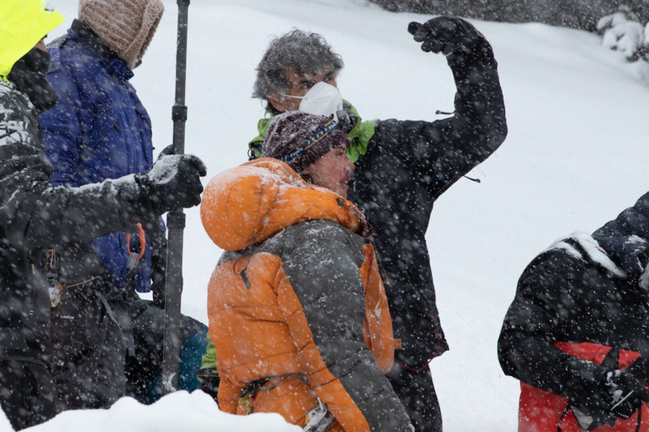 Ibon Cormenzana dirigiendo a Patricia López Arnaiz en la nieve.