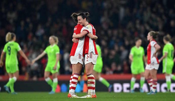 Wubben-Moy y Catley se abrazan al final del encuentro entre Arsenal y Wolfsburgo, en el que la defensa londinense anotó el empate a un minuto del final.