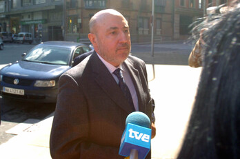 Luis Roldán, a las puertas del Parlamento de Nafarroa en 2005. 