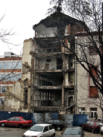 La sede de la televisión serbia tras el ataque de la OTAN en 1999.
