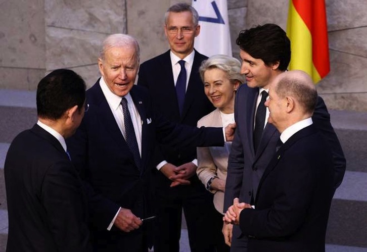 Fumio Kishida (Japón), Joe Biden (EEUU), Jens Stoltenberg (OTAN), Ursula von der Leyen (CE), Justin Trudeau (Canadá) y Olaf Scholz (Alemania) conversan distendidamente antes de la foto de familia del G7.
