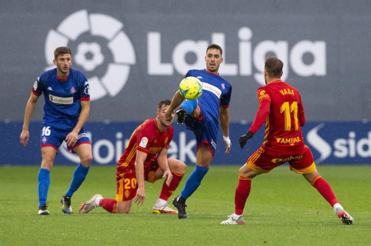 Larru intenta controlar el balón ante Vada en la visita del Zaragoza a Lezama de la primera vuelta.