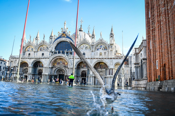 Venezian sartzeko ordaindu egin beharko dute turistek.