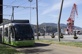 El nuevo trazado del tranvía hacia Zorrotzaurre (al fondo, detrás de la grúa) partirá desde las inmediaciones de Euskalduna Jauregia (en primer plano).   