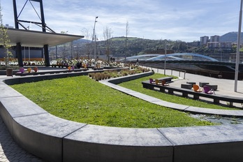 Jardines de la nueva plaza de San Ignacio y, al fondo, el nuevo puente que conecta con la isla de Zorrotzaurre.