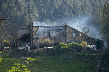 El caserío, ubicado en el alto de Markuartu, ha quedado calcinado por las llamas.