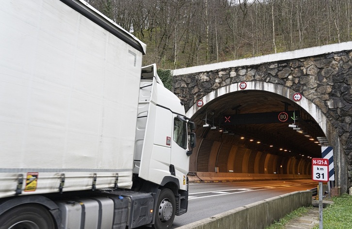 Un camión accede al túnel de Belate en dirección a Iruñea. 