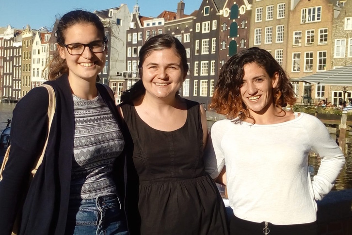 Las científicas Ángela Araujo, María Muñoz Caffarel y Andrea Abaurrea. 