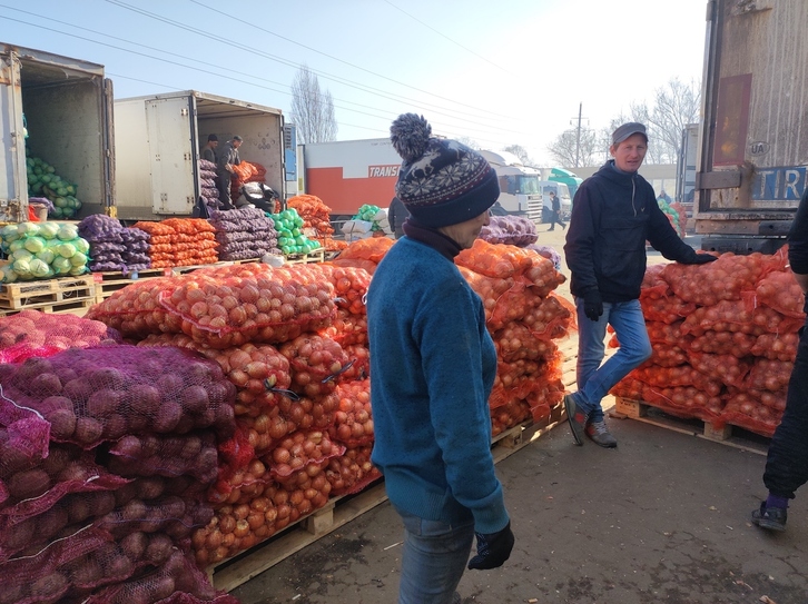 En el mercado de abastos de Troyeshchyna no faltan cebollas, remolachas, patatas y zanahorias, productos básicos de la cocina autóctona.