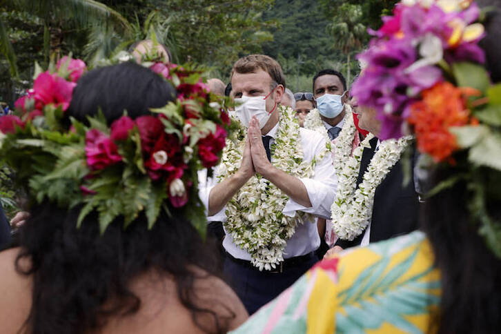 Emmanuel Macron, el 27 de julio de 2021, agasajado a su llegada a Papetee.