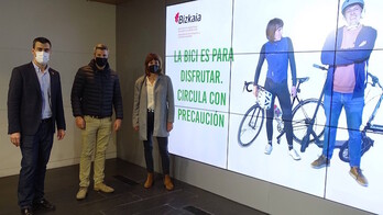 Gómez Viar, Javier Antón y Joane Somarriba en la presentación de la campaña.