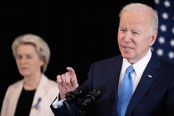 El presidente de EEUU, Joe Biden, flanqueado por la presidenta de la Comisión Europea, Ursula von der Leyen, en la comparecencia de este viernes en Bruselas.