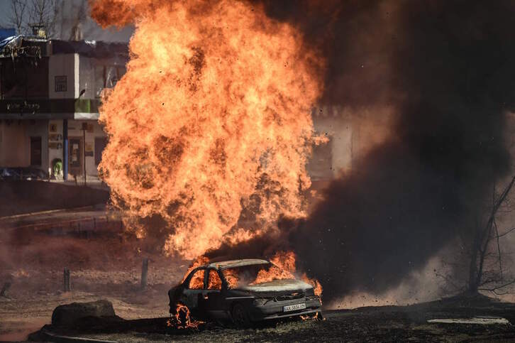 Un coche en llamas tras recibir el impacto de la artillería en Jarkov.