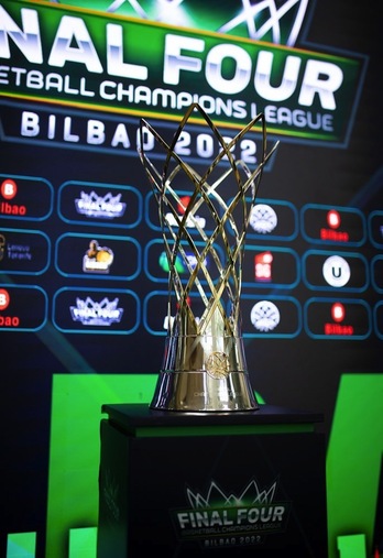 El trofeo y el logo de la Final Four de la BCL Bilbo 2022.