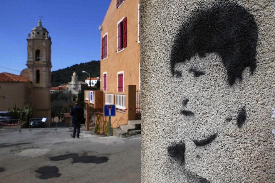 La omnipresente imagen de Yvan Colonna, en una calle de Carghjese.