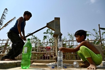 Niños rohingya recogen agua potable de un pozo en el campo de refugiados de Kutupalong, en Ukhia, Bangladesh.