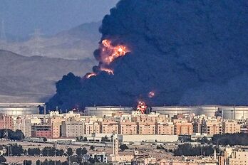 Fuerte incendio provocado por el ataque huthí en las instalaciones de Aramco en Jeddah, Arabia Saudí.