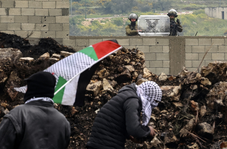 Palestinos se manifiestan ante las fuerzas del Ejercito israelí, cerca de Kfar Qaddum. 