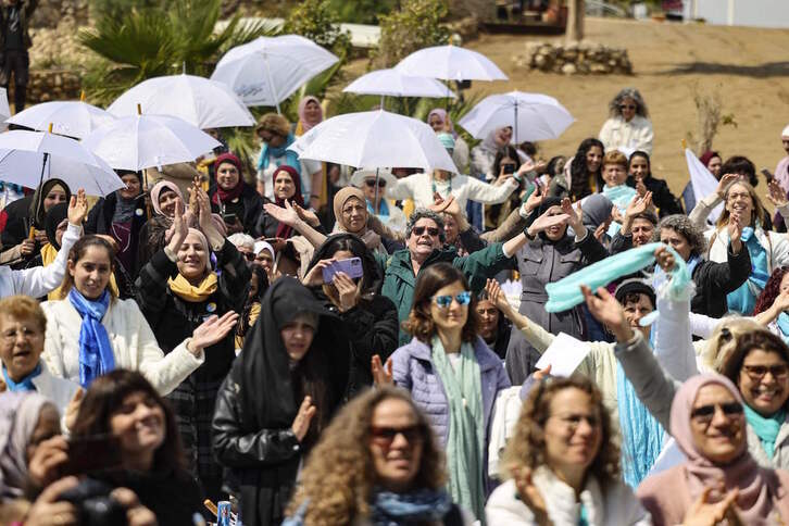 Mujeres palestinas e israelíes se manifiestan juntas a favor de la paz. 