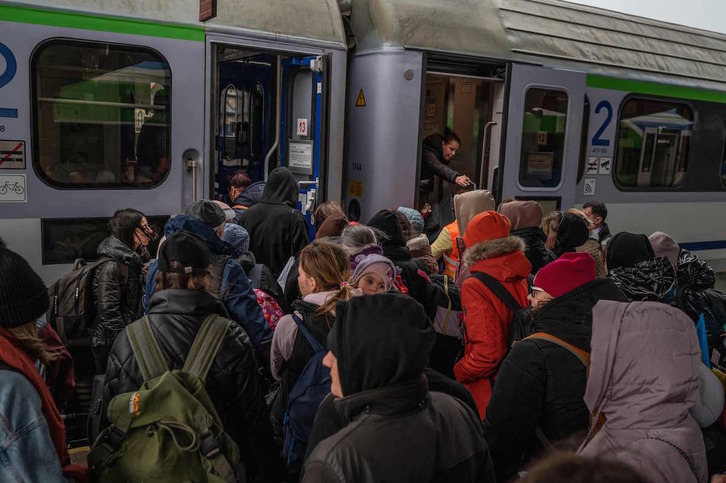 Personas que huyen de Ucrania montan en un tren en Polonia. 