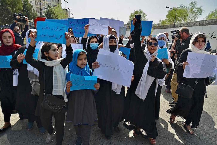 Protesta en Kabul para solicitar la reapertura de la educación secundaria para la chicas. 