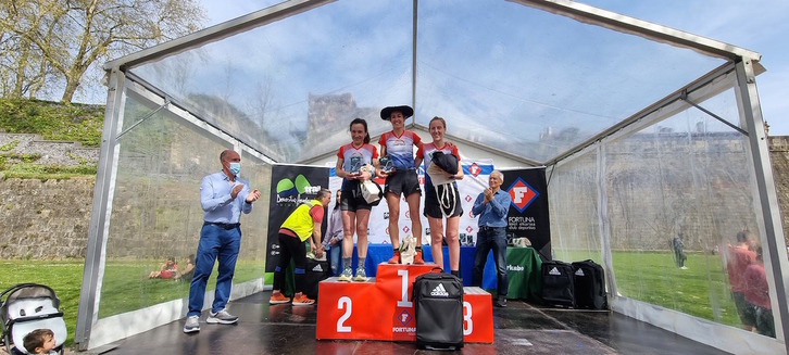 El podio femenino de la X. Donostia-Hondarribia Trail Talaia Bidea.