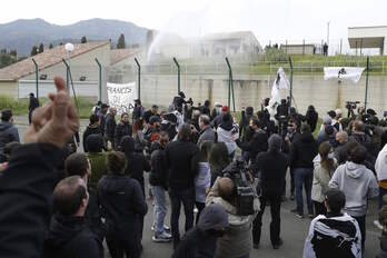 Manifestación de independentistas corsos frente al cuartel policial de Furiani.