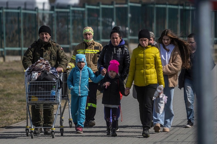 Refugiados ucranianos cruzan la frontera con Polonia.