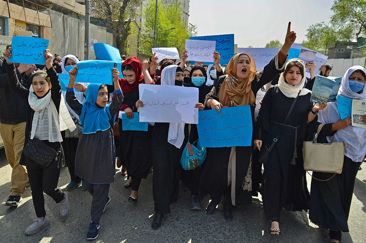 Afganistango emakumeak Kabulgo Hezkuntza Ministerioaren aurrean protesta egiten. 