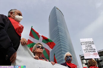 Movilización del Movimiento de pensionistas frente a la Torre Iberdrola. 