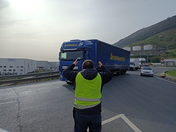 Un huelguista increpa a un camionero que va a acceder al puerto de Bilbo este lunes. 