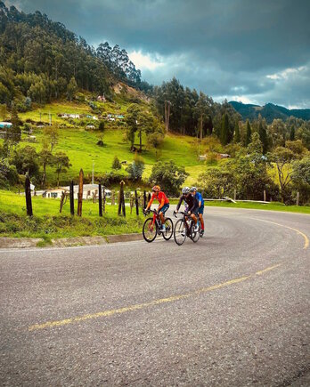 Imagen que ha colgado Egan Bernal en su cuenta de Twitter encima de la bicicleta,