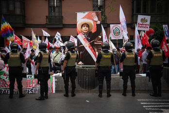 Manifestantes muestran su apoyo a Castillo en el exterior del Congreso.