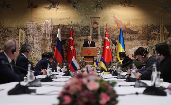 El presidente turco Erdogan hablan ante las delegaciones de Rusia y Ucrania.