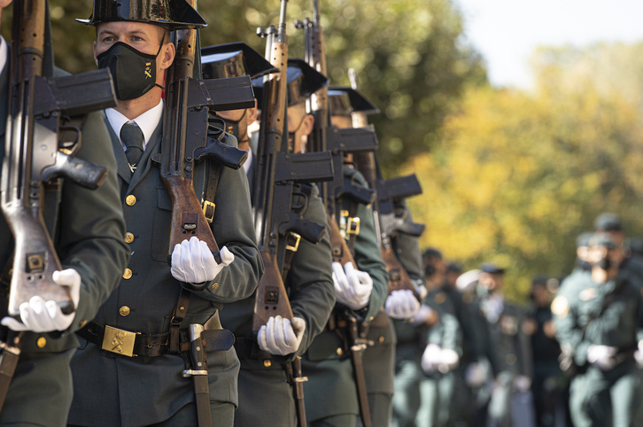 Agentes de la Guardia Civil en un desfile en Iruñea.