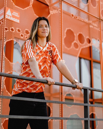 Damaris Egurrola posa con una camiseta de Holanda en el mensaje con el que ha anunciado su decisión.