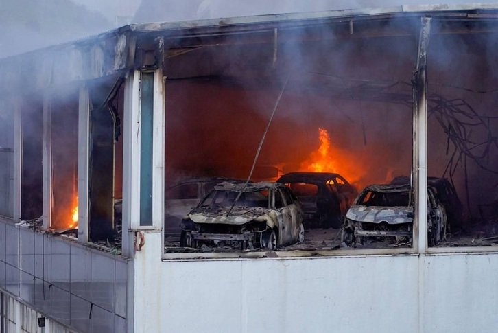 El incendio se ha producido en un concesionario de coches.