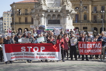 Greenpeacek eta beste hainbat kolektibok mobilizazio ugari deitu dituzte Caparrsoko behitegiaren aurka.