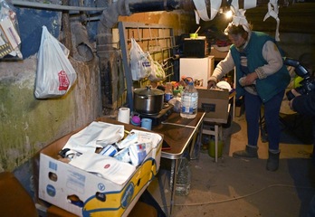 Una ucraniana preparada la comida en un refugio a Kharkiv, a donde ha conseguido llegar un convoy humanitario de la ONU.