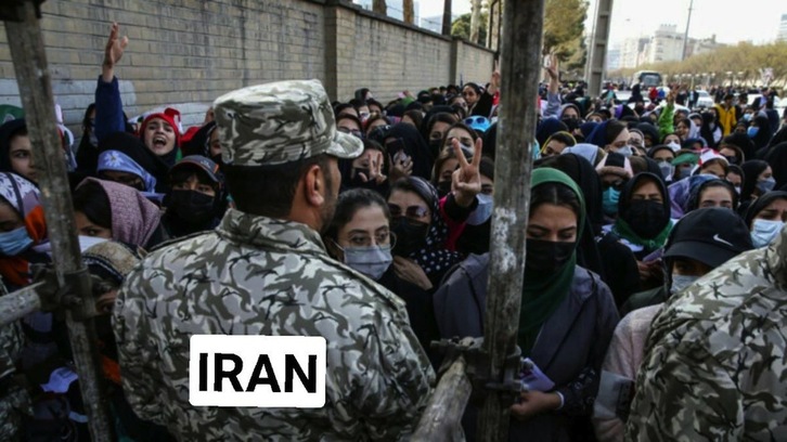 La policía impide a las iraníes entrar a un estadio pese a disponer de sus entradas.