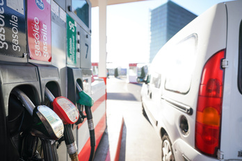 Imagen de un surtidor en una gasolinera de Gasteiz.