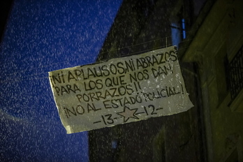 Pancarta contra la Ertzaintza en el barrio de San Francisco, justo después del incidente con Fátima y su hijo.